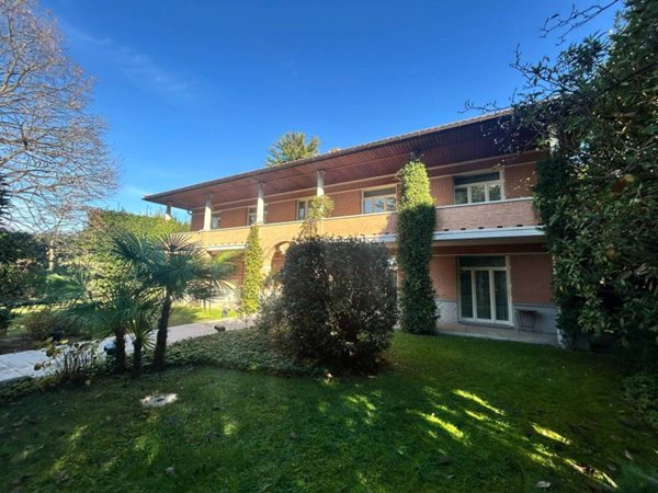 casa indipendente in vendita a Como in zona Villa Olmo