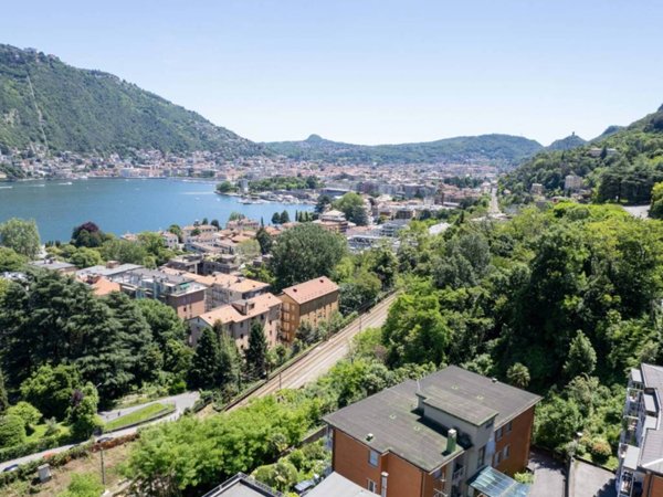 appartamento in vendita a Como in zona Villa Olmo