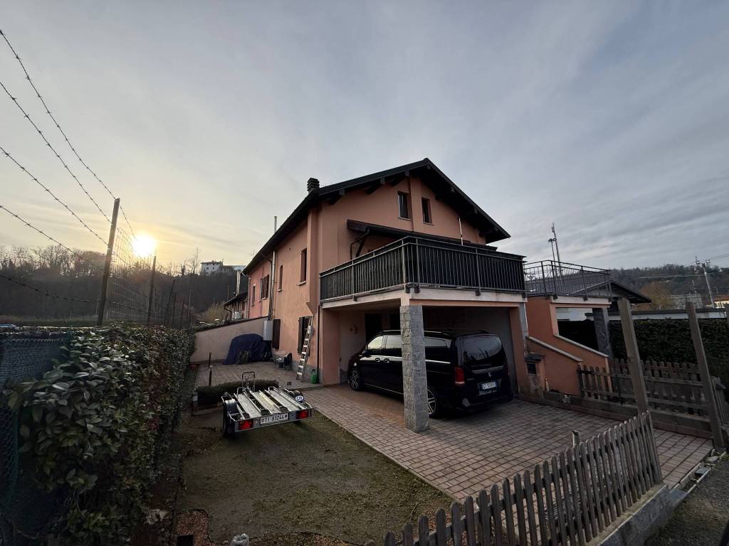 casa indipendente in vendita a Como in zona Breccia