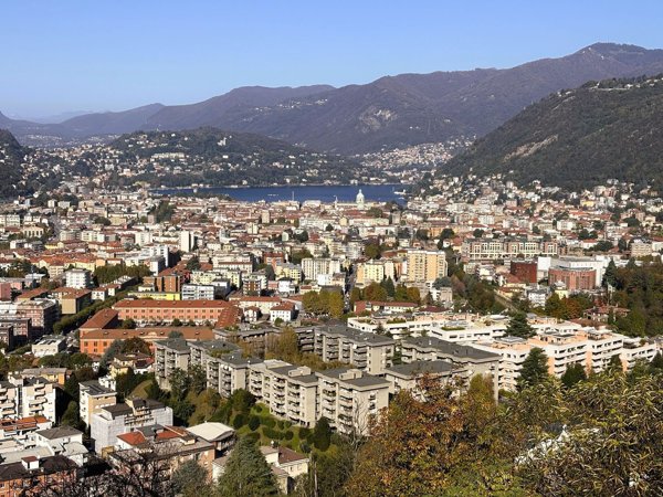 appartamento in vendita a Como in zona Lora