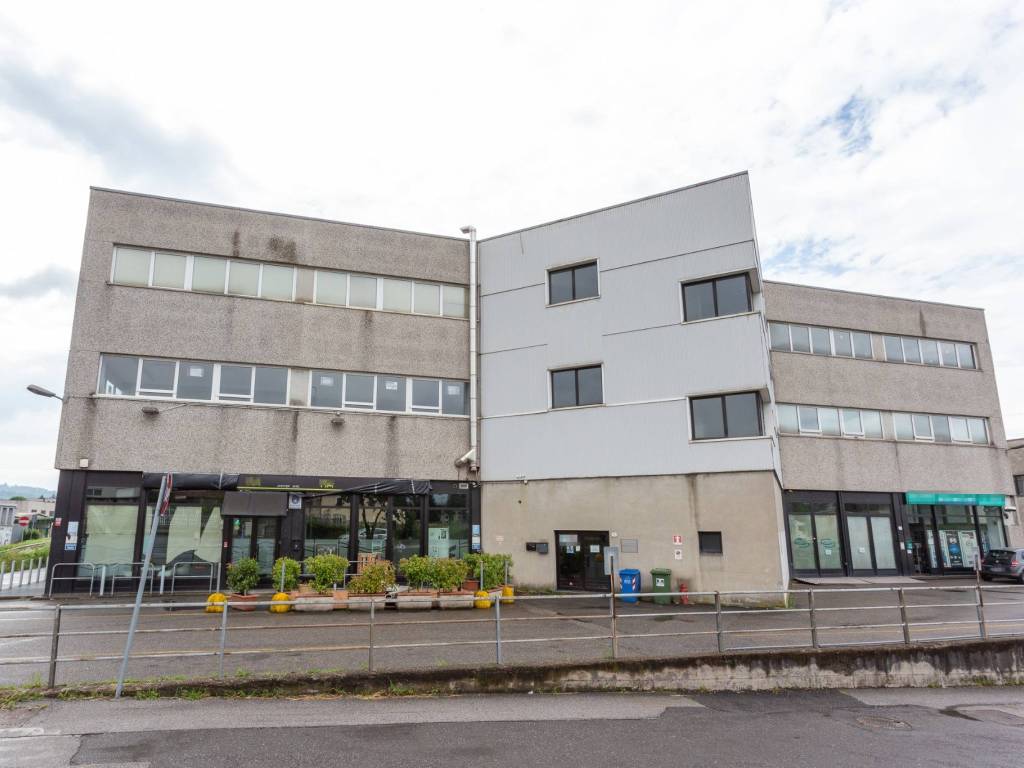 locale commerciale in vendita a Como in zona Camerlata