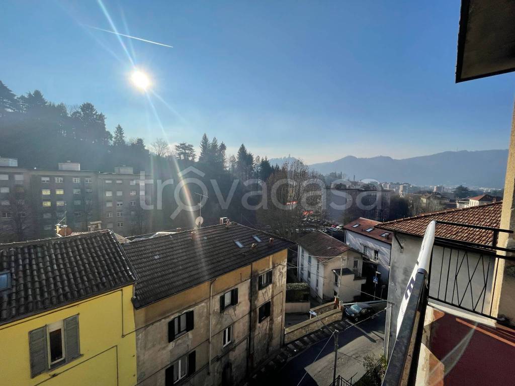 appartamento in vendita a Como in zona Camnago Volta