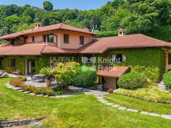 casa indipendente in vendita a Como in zona Villa Olmo