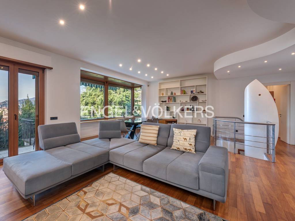 casa indipendente in vendita a Como in zona Lora