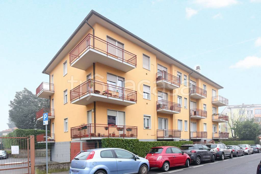 appartamento in vendita a Como in zona Breccia