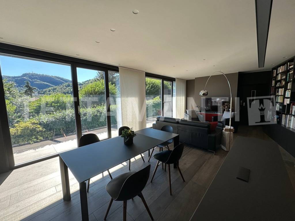 casa indipendente in vendita a Como in zona Villa Olmo