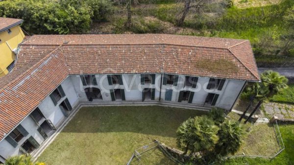 casa indipendente in vendita a Como in zona Albate