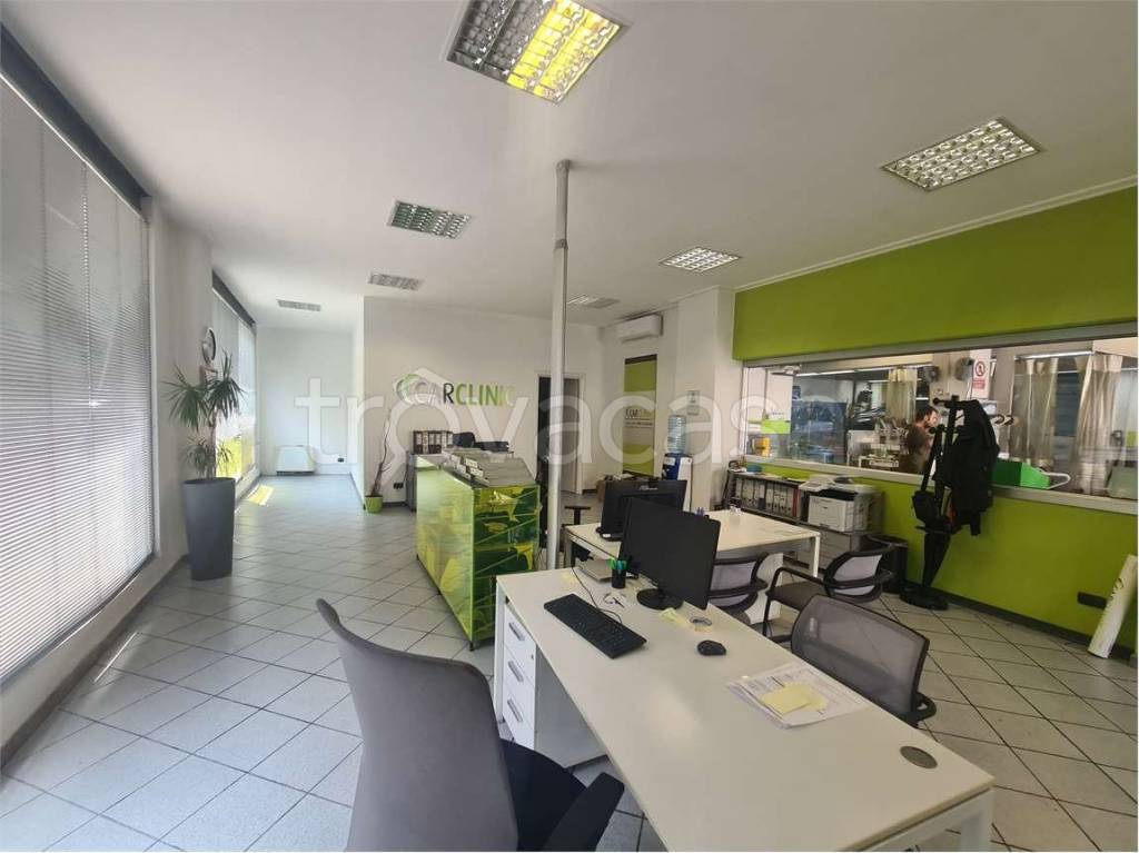 locale commerciale in vendita a Como in zona Camerlata