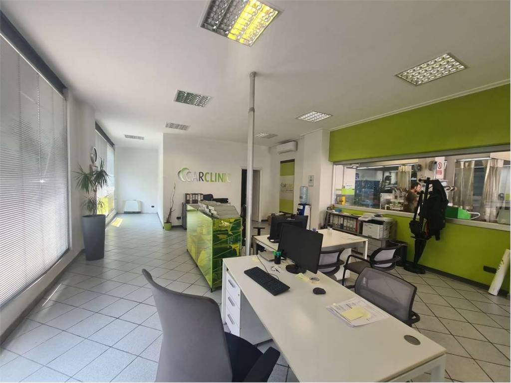 locale commerciale in vendita a Como in zona Camerlata