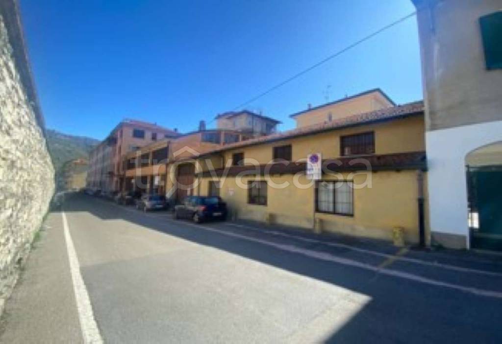 locale commerciale in vendita a Como in zona Lora