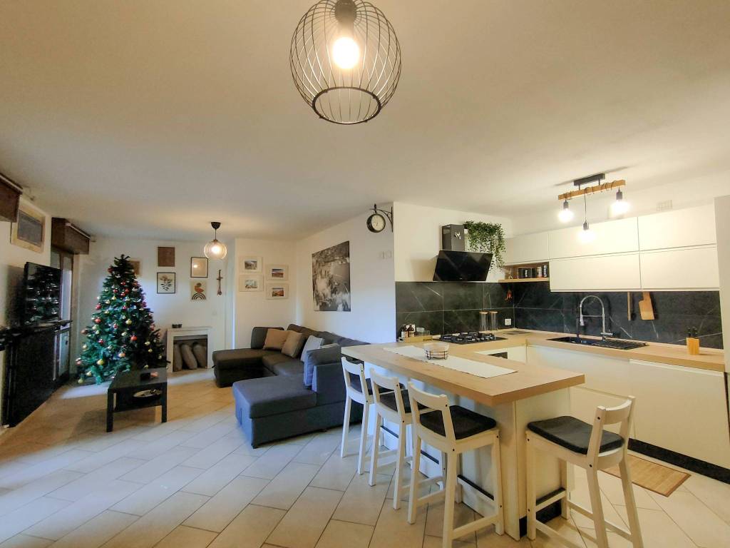 appartamento in vendita a Como in zona Acquanera