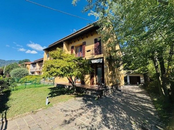 casa indipendente in vendita a Como in zona Muggiò