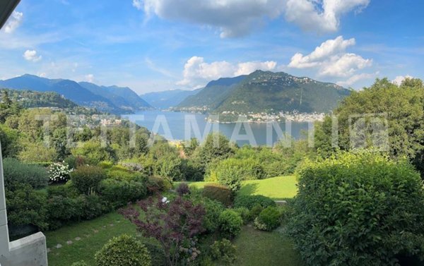 casa indipendente in vendita a Como in zona Villa Olmo