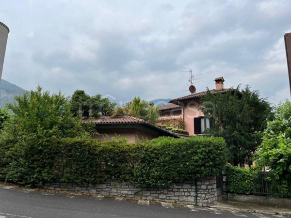 casa indipendente in vendita a Como in zona Tavernola