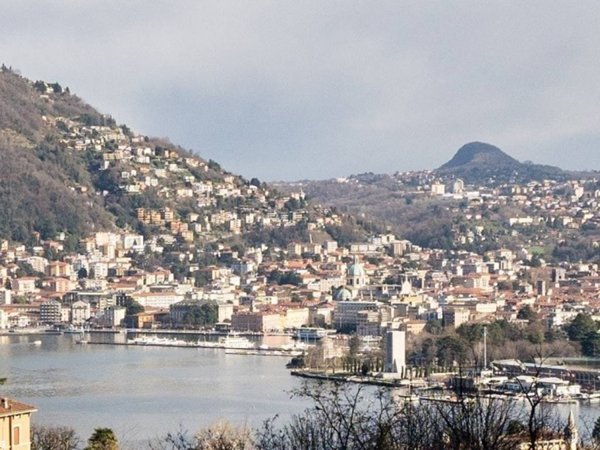 appartamento in vendita a Como in zona Villa Olmo