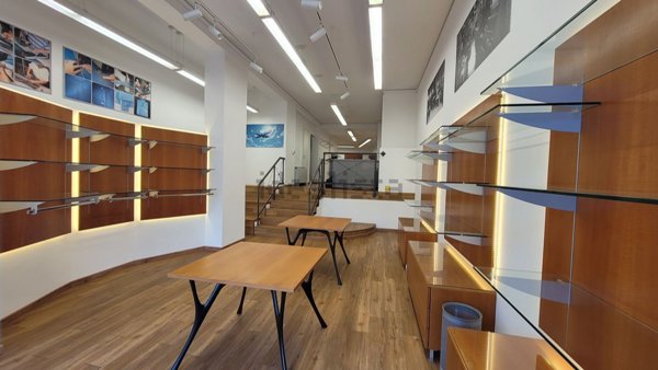 locale commerciale in vendita a Como in zona Como Centro