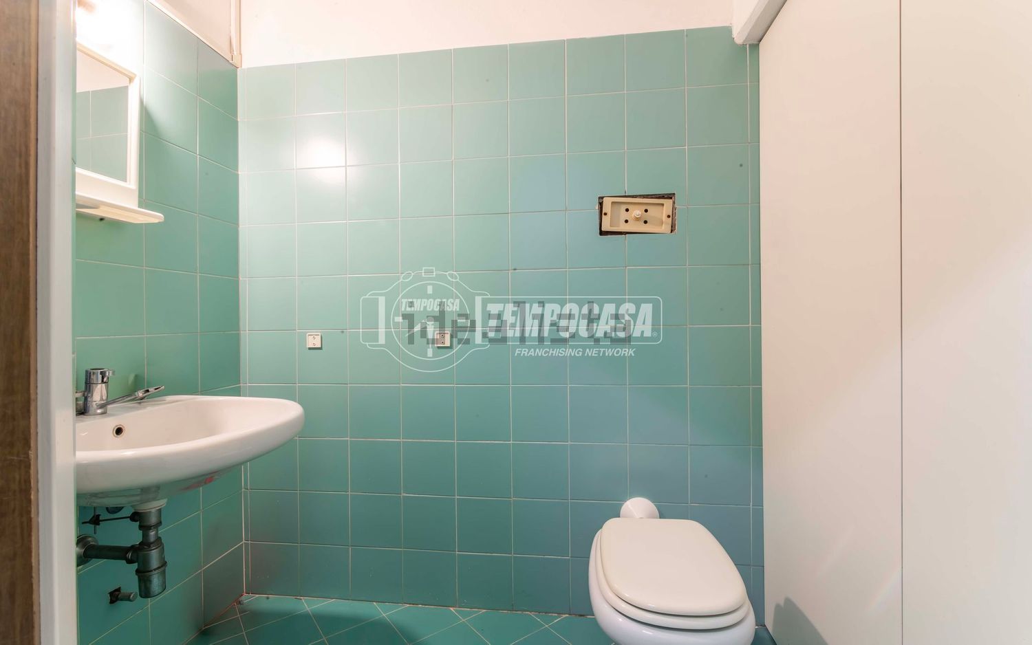 negozio in vendita a Como in zona Lora