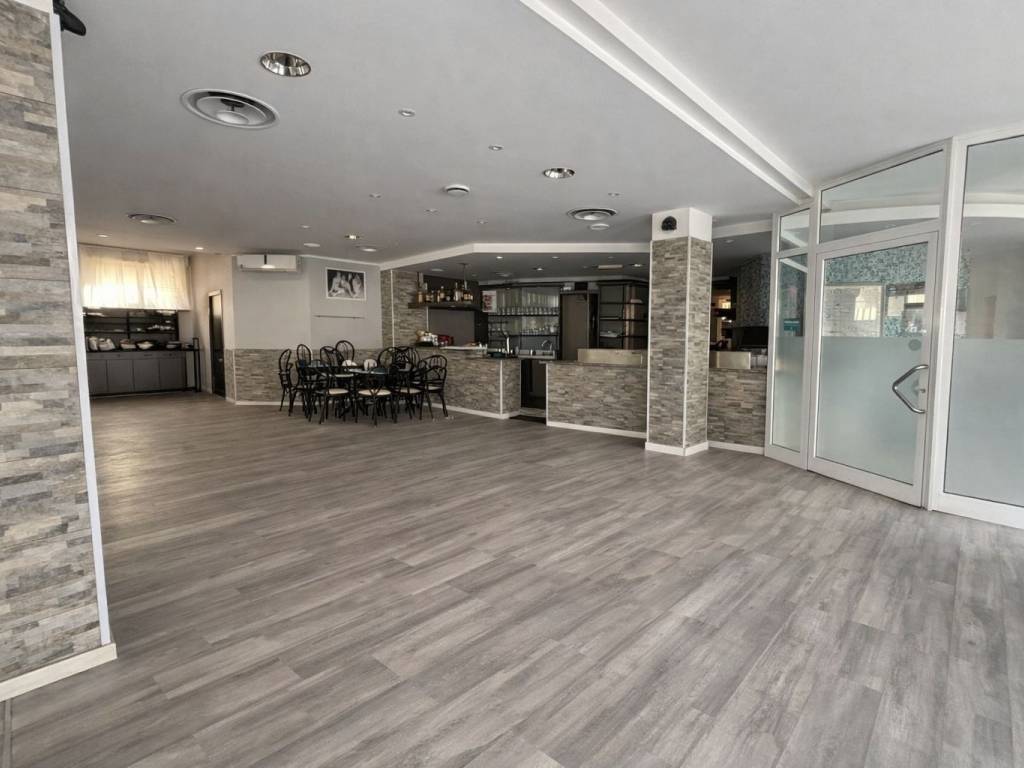 negozio in vendita a Como in zona Lora