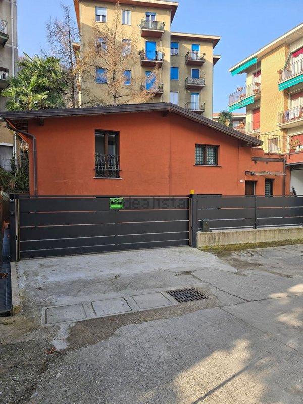 casa indipendente in vendita a Como in zona Villa Olmo