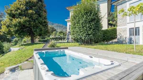 casa indipendente in vendita a Como in zona Villa Olmo