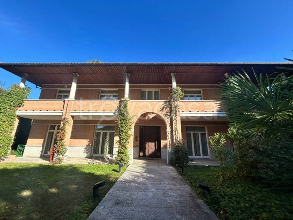 casa indipendente in vendita a Como in zona Villa Olmo