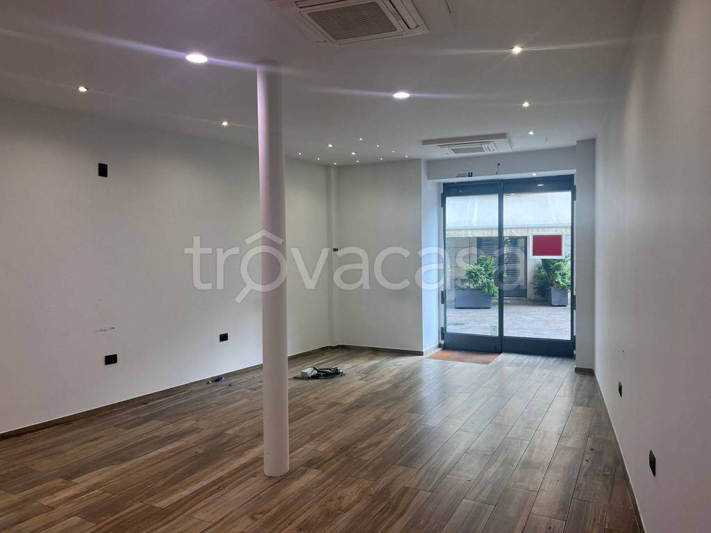 negozio in vendita a Como in zona Como Centro