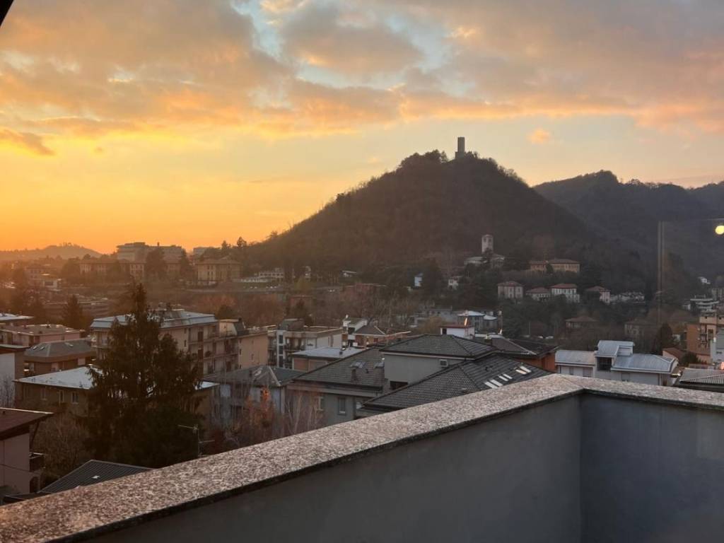 casa indipendente in vendita a Como in zona Lora