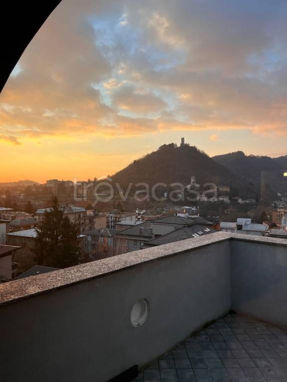 casa indipendente in vendita a Como in zona Via Innocenzo XI