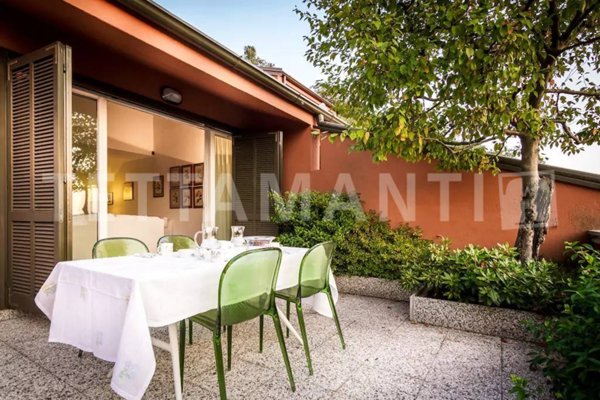 casa indipendente in vendita a Como in zona Albate