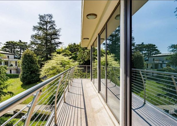 casa indipendente in vendita a Como in zona Villa Olmo