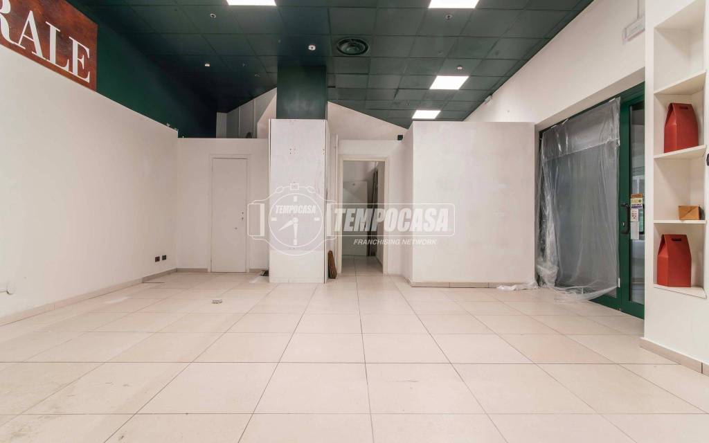 negozio in vendita a Como in zona Lora