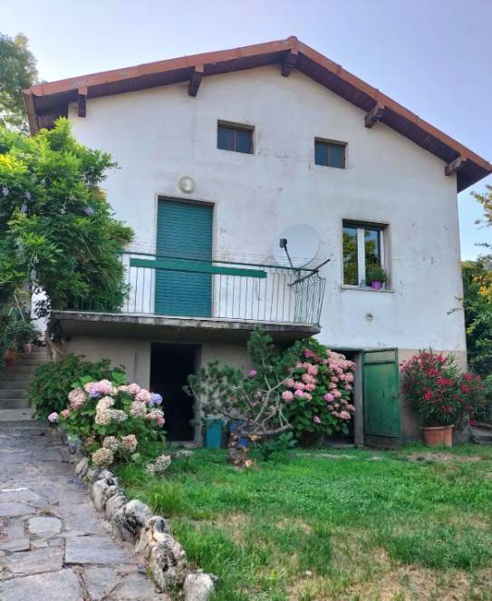 casa indipendente in vendita a Como in zona Garzola