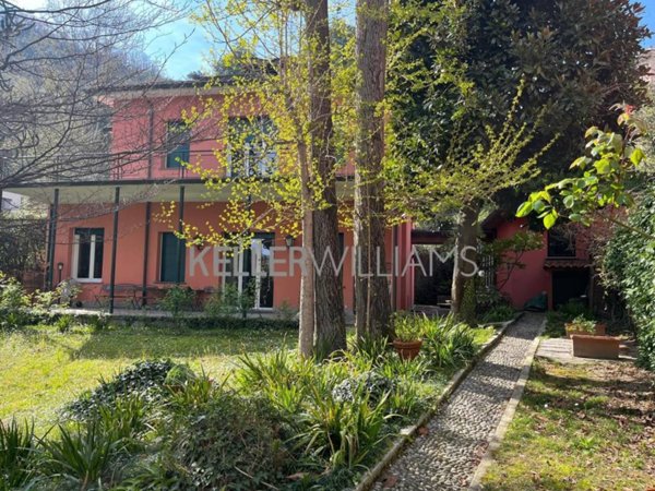 casa indipendente in vendita a Como in zona Villa Olmo