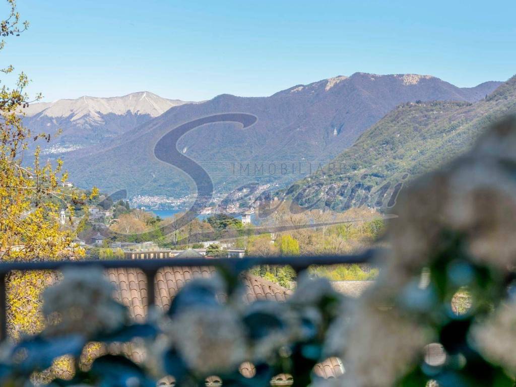 appartamento in vendita a Como in zona Tavernola