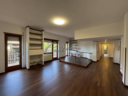 appartamento in vendita a Como in zona Lora