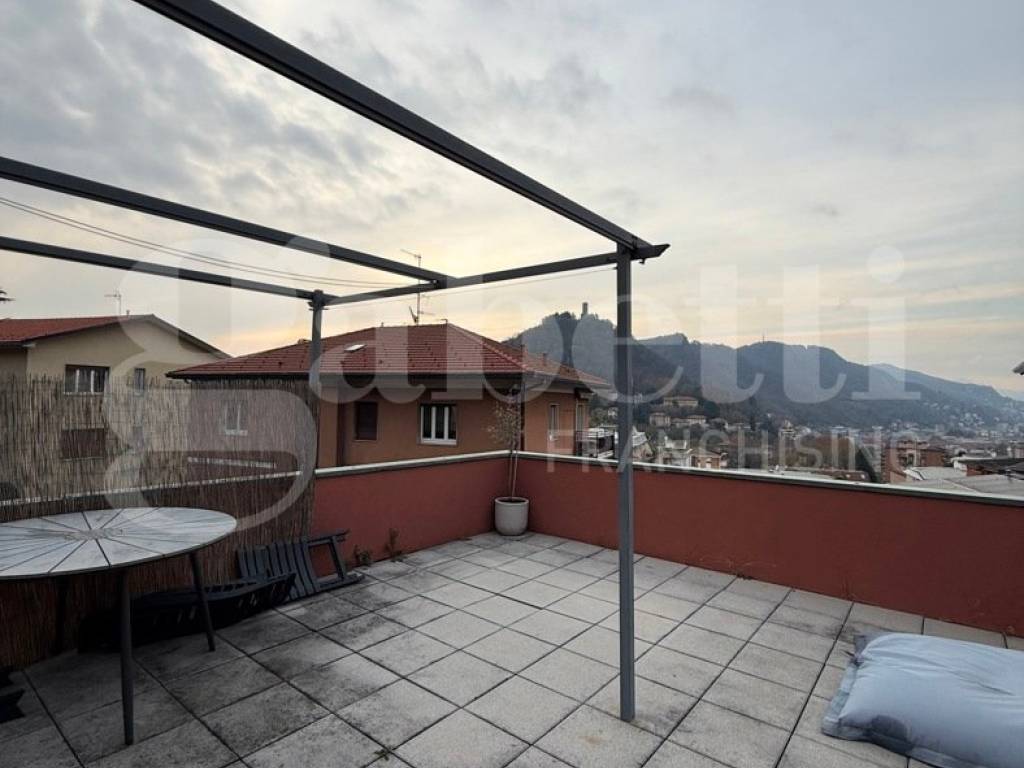 appartamento in vendita a Como in zona Rebbio