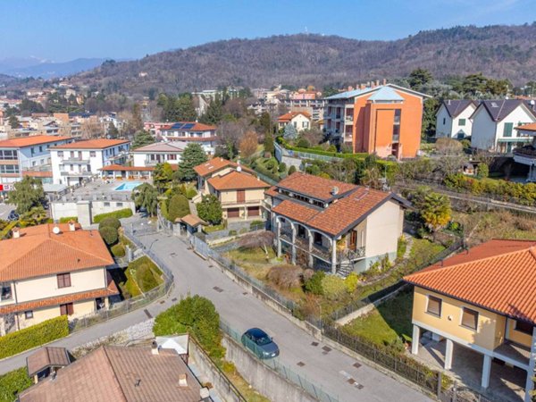 casa indipendente in vendita a Como in zona Breccia