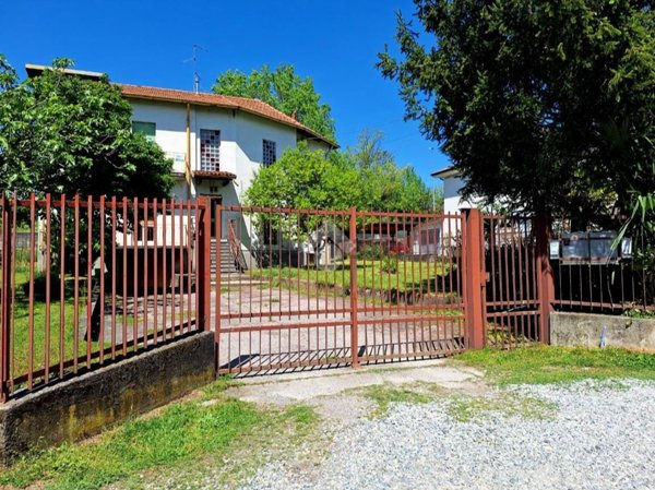 appartamento in vendita a Como in zona Albate