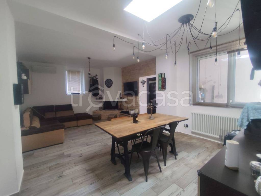 appartamento in vendita a Como in zona Lora