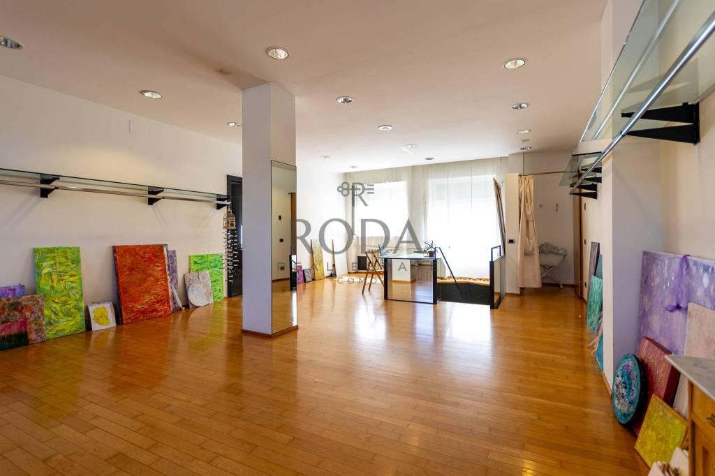 negozio in vendita a Como in zona Ponte Chiasso