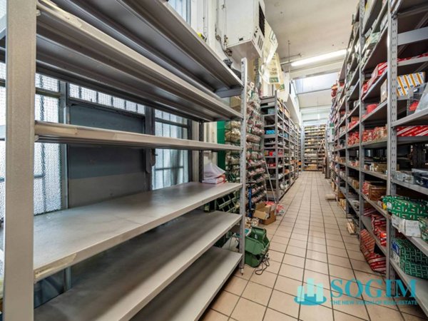 locale commerciale in vendita a Como in zona Prestino