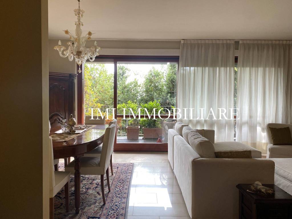 casa indipendente in vendita a Como in zona Villa Olmo