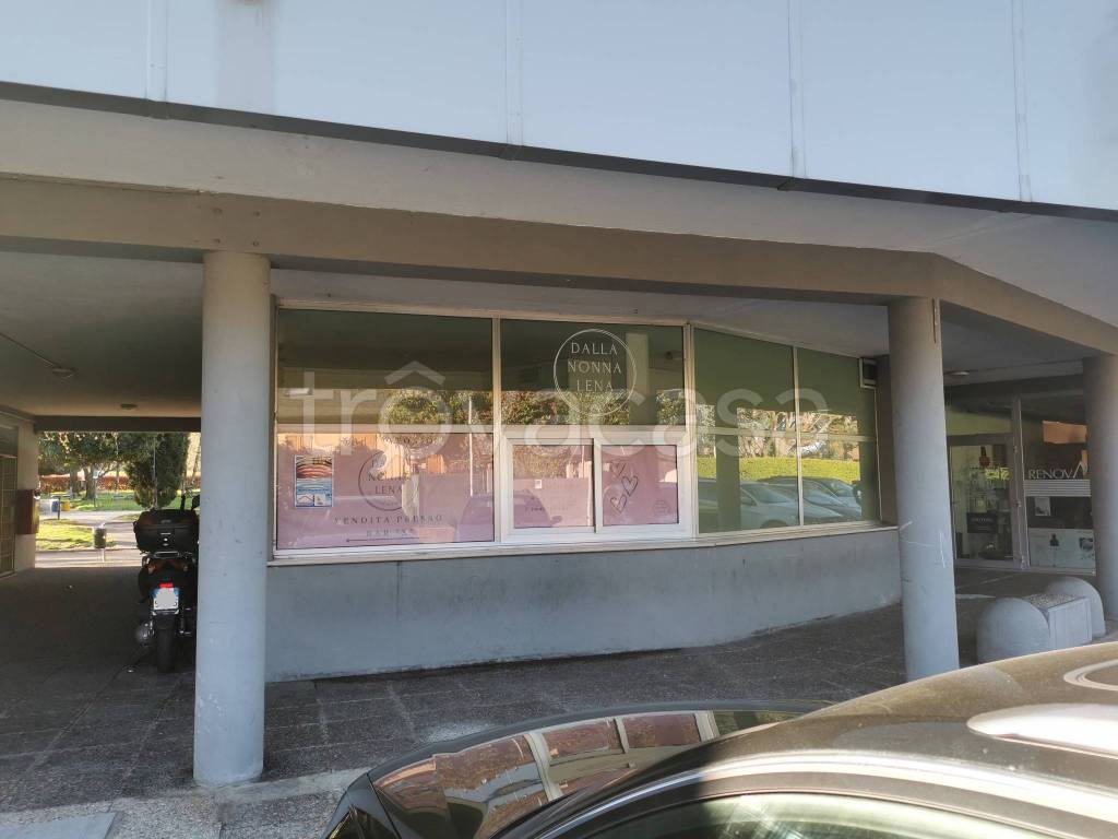 negozio in vendita a Como in zona Sagnino