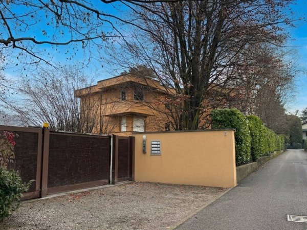 appartamento in vendita a Como in zona Muggiò