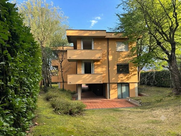 appartamento in vendita a Como in zona Muggiò