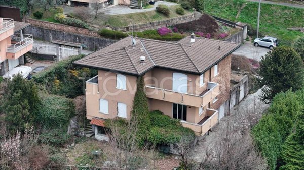 casa indipendente in vendita a Como in zona Muggiò