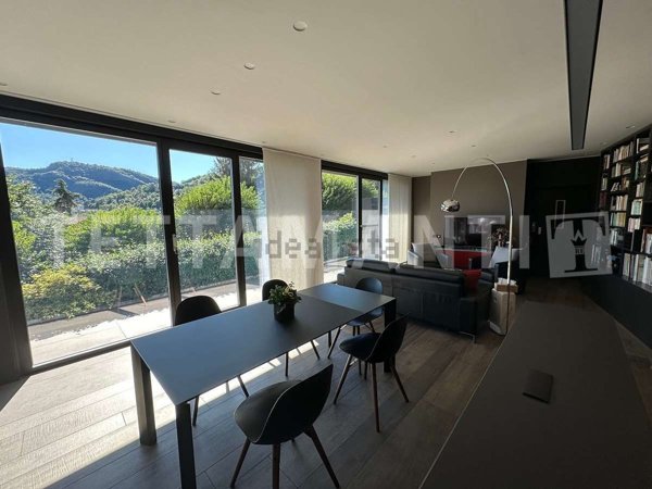 casa indipendente in vendita a Como in zona Villa Olmo