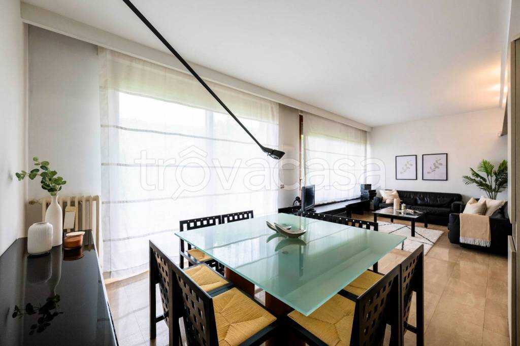 casa indipendente in vendita a Como in zona Lora