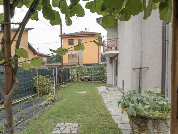 casa indipendente in vendita a Como in zona Acquanera