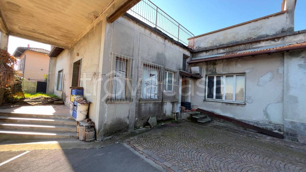 negozio in vendita a Cucciago